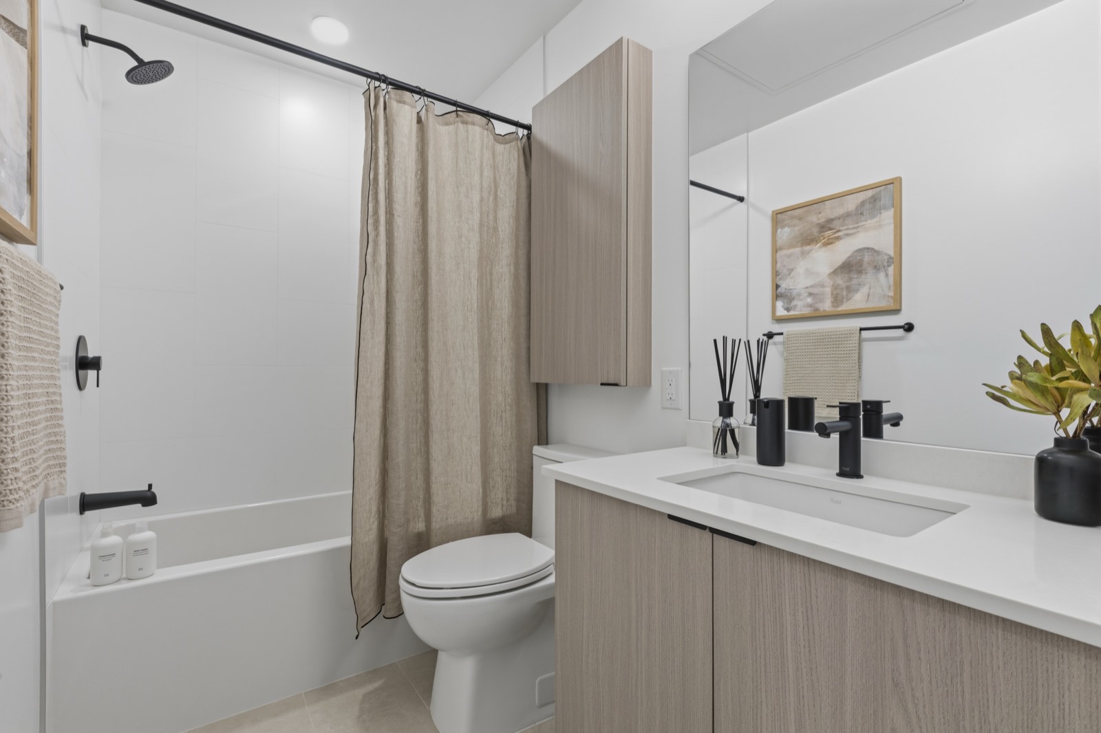 Main bathroom with soaker tub
